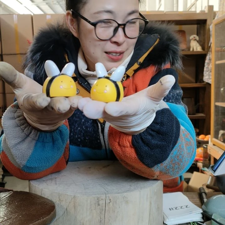 【闪购商品】瓷罐两只小蜜蜂