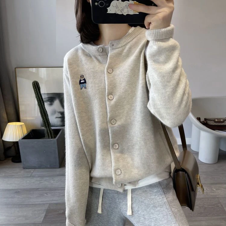 精致刺绣小熊针织开衫女春秋新款韩版圆领长袖毛衣外套软糯上衣
