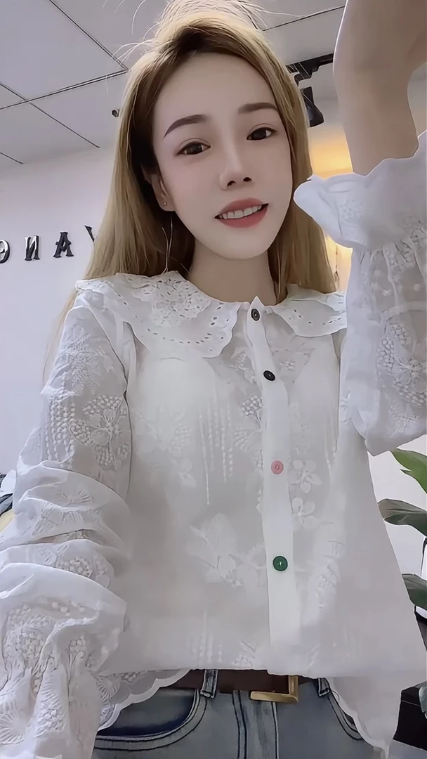 时尚欧货纽扣白娃娃领上衣喇叭袖彩色秋冬洋气小衫蕾丝女衬衫
