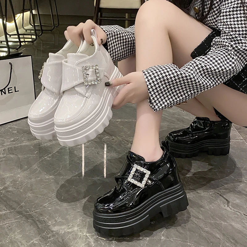 英伦风松糕小皮鞋女鞋2024春季新款内增高坡跟厚底小个子水钻单鞋