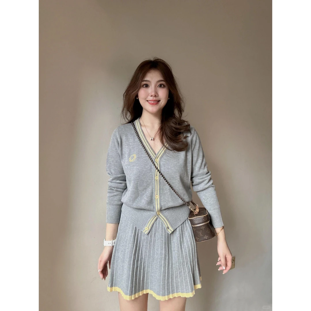 灰色v领撞色边针织开衫+灰色针织百褶裙两件套长袖秋冬洋气休闲装
