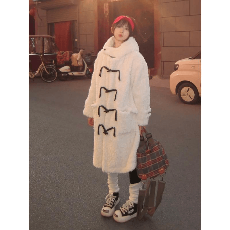 法式中长款连帽羊羔毛外套女2023冬季牛角扣奶白色加厚保暖大衣潮
