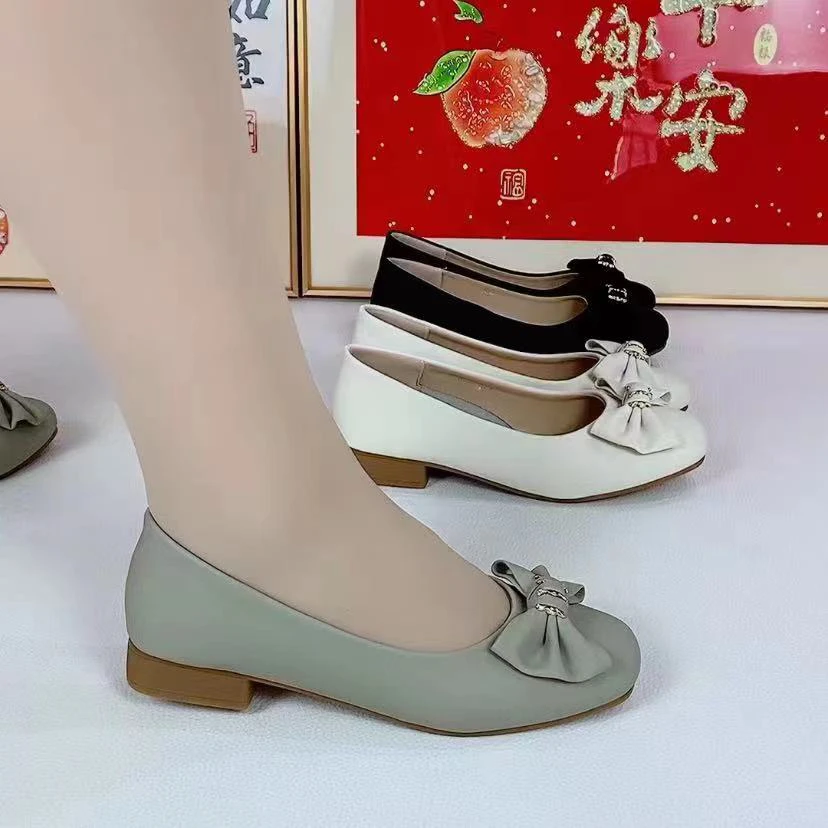 2025春秋季新款休闲软底全皮浅口加大码妈妈鞋爆款舒适平底女单鞋