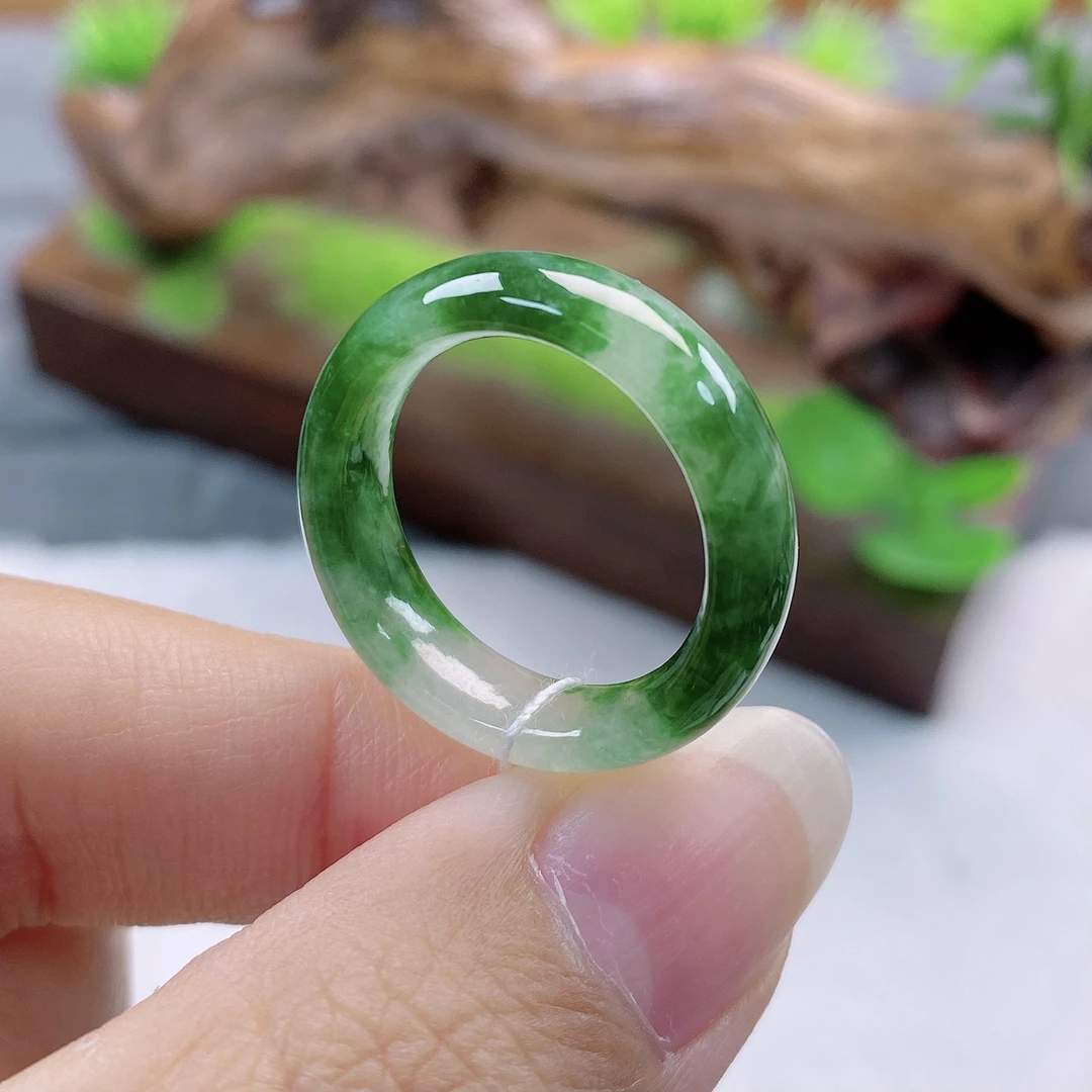 a372天然翡翠A货辣绿戒指16号圈口内直径17.6宽5.8厚3.8mm