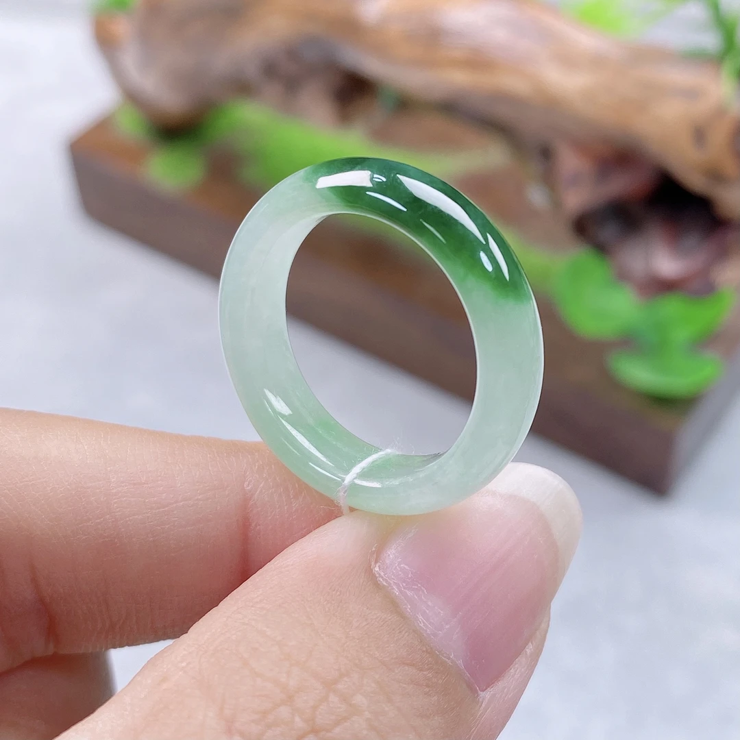 a216天然翡翠A货飘辣绿戒指17号圈口内直径17.8宽5.9厚3.6mm