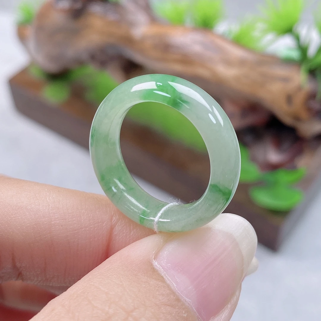 a254天然翡翠A货飘绿戒指13-14号圈口 内直径16.7宽6.3厚3.5mm