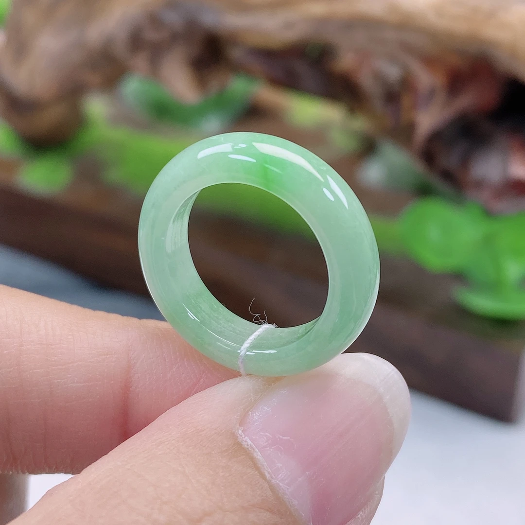 a338天然翡翠A货满绿戒指7-8号小圈口内直径14.6宽5.2厚3.5mm