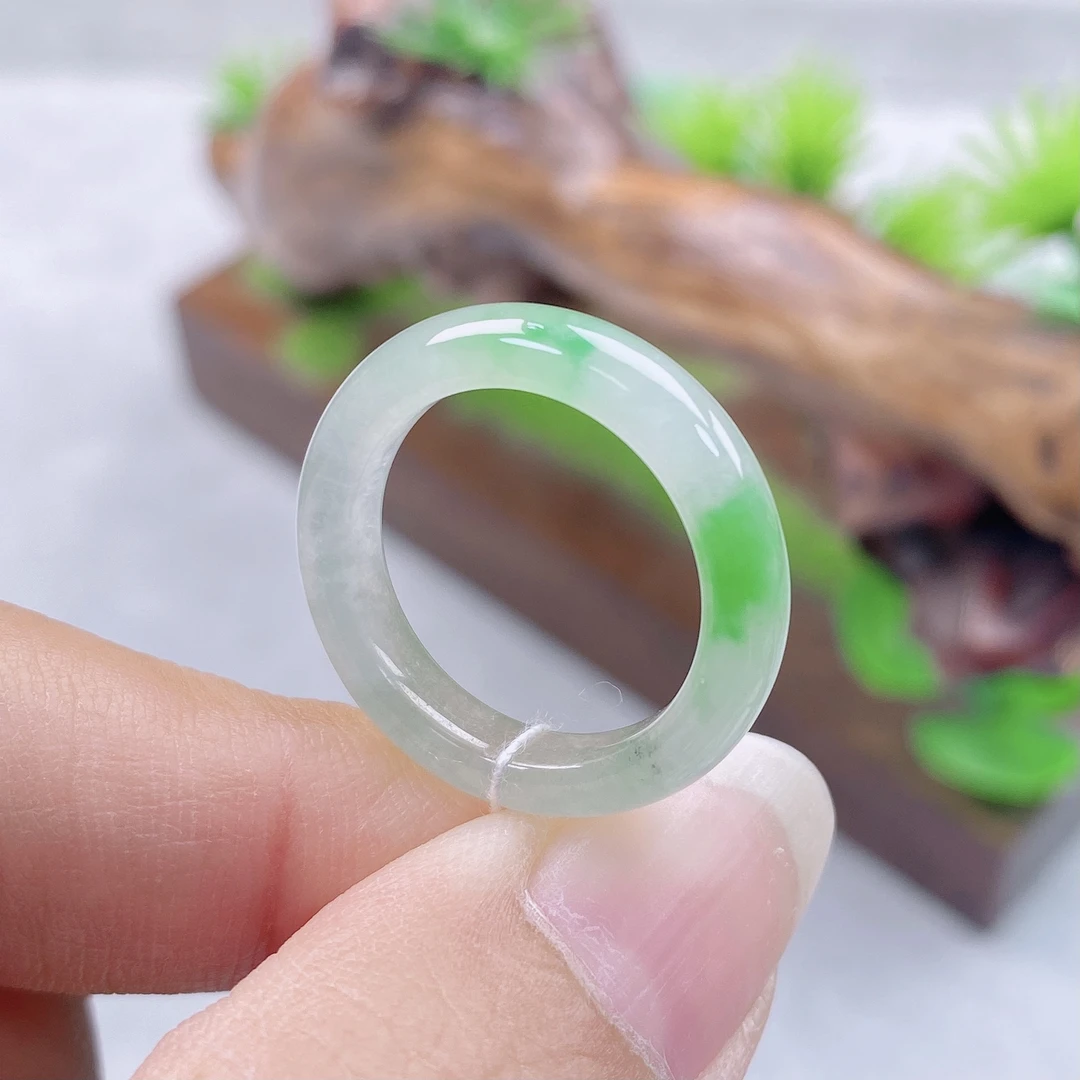 a237天然翡翠A货飘阳绿戒指13号圈口内直径16.5宽4.2厚3.3mm