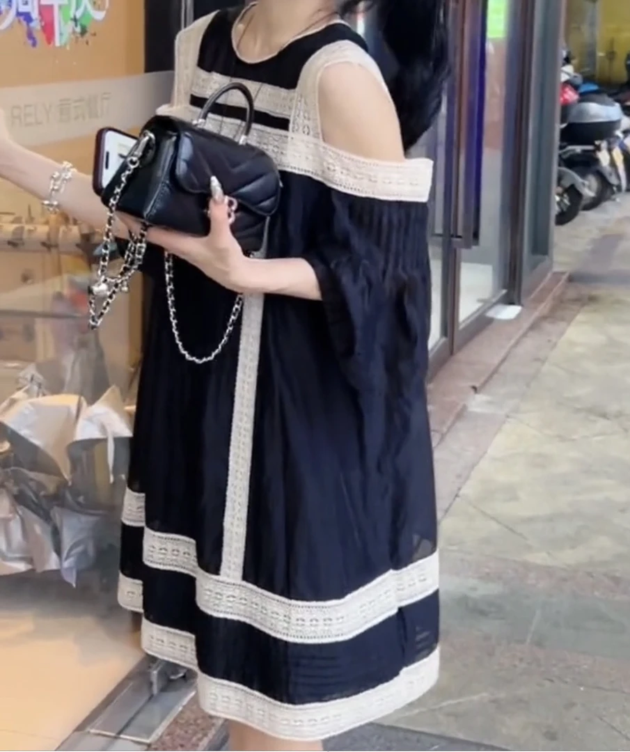 夏季欧货露肩蕾丝拼接宽松娃娃款减龄连衣裙洋气黑色连衣裙