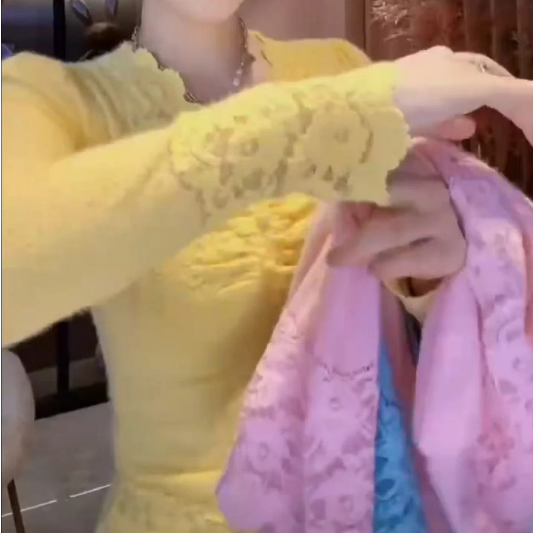 9251“V领蕾丝拼接”新款花瓣设计毛茸茸V领上衣