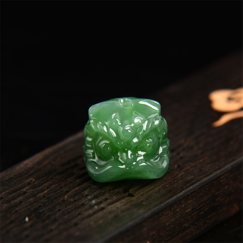 和田玉醒狮雕刻吊坠菠菜绿天然手工精雕手串吊坠配珠【多样性发货】