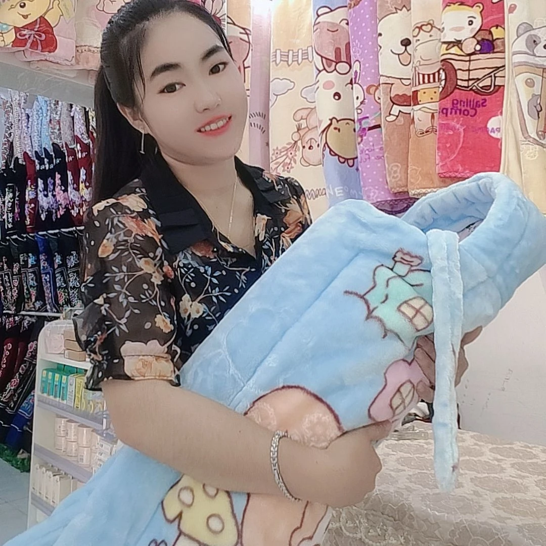 百顺背带宝宝外出保暖压花云毯披风尺寸90×85