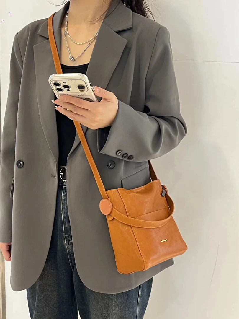 食草堂专柜正品女包 时尚百搭小众简约通勤复古真皮斜挎包 若杉-2