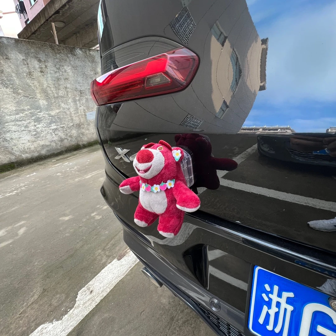 车载草莓熊车外挂件汽车可爱公仔挂饰后备箱车尾机车装饰小熊玩偶
