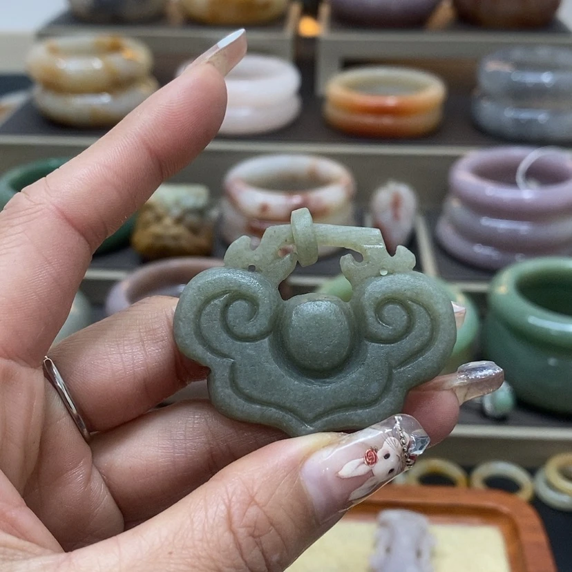 【闪购商品】石英质玉手镯未镶嵌小**?