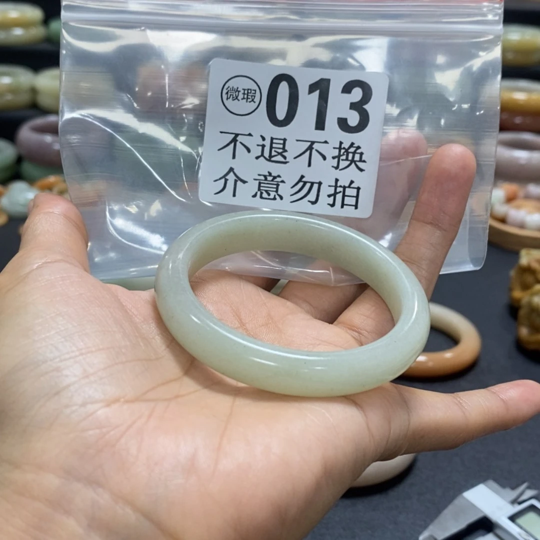 【闪购商品】石英质玉手镯未镶嵌小****