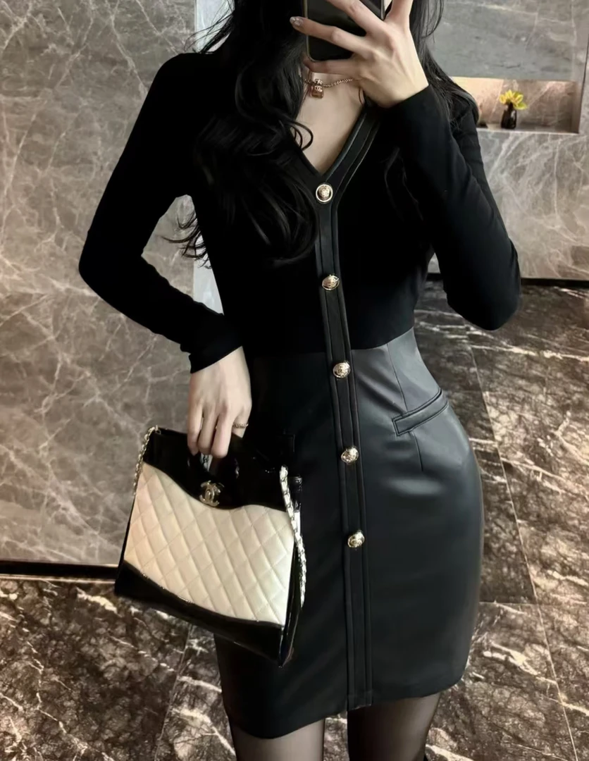 美拉德御姐风拼接皮V领连衣裙女秋冬新款收腰显瘦弹力A字短裙子潮