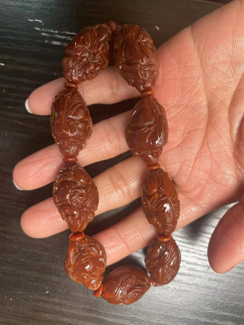 橄榄核雕鸡血红开心财神