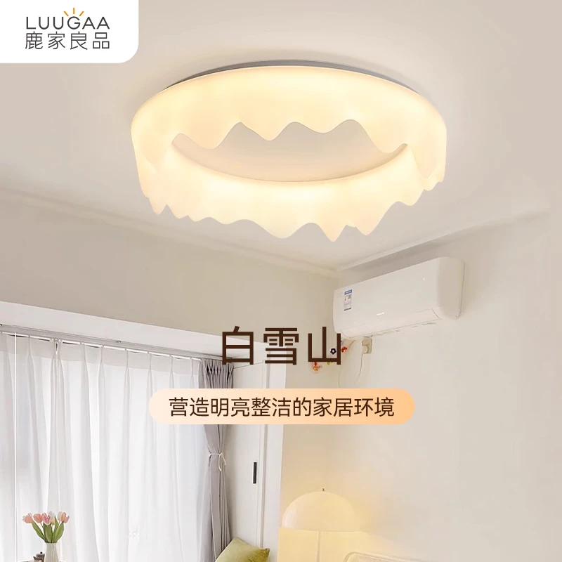 鹿家良品现代简约卧室吊灯2023年新款原木奶油风餐厅儿童房主灯具