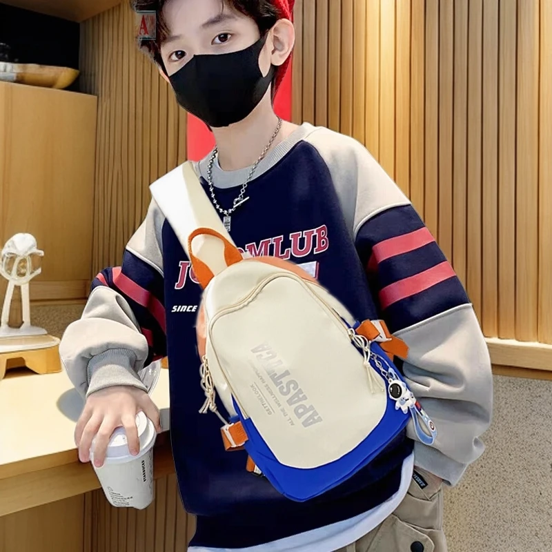儿童斜挎包男童2025新款时尚帅气男孩胸包小学生旅游单肩小包包