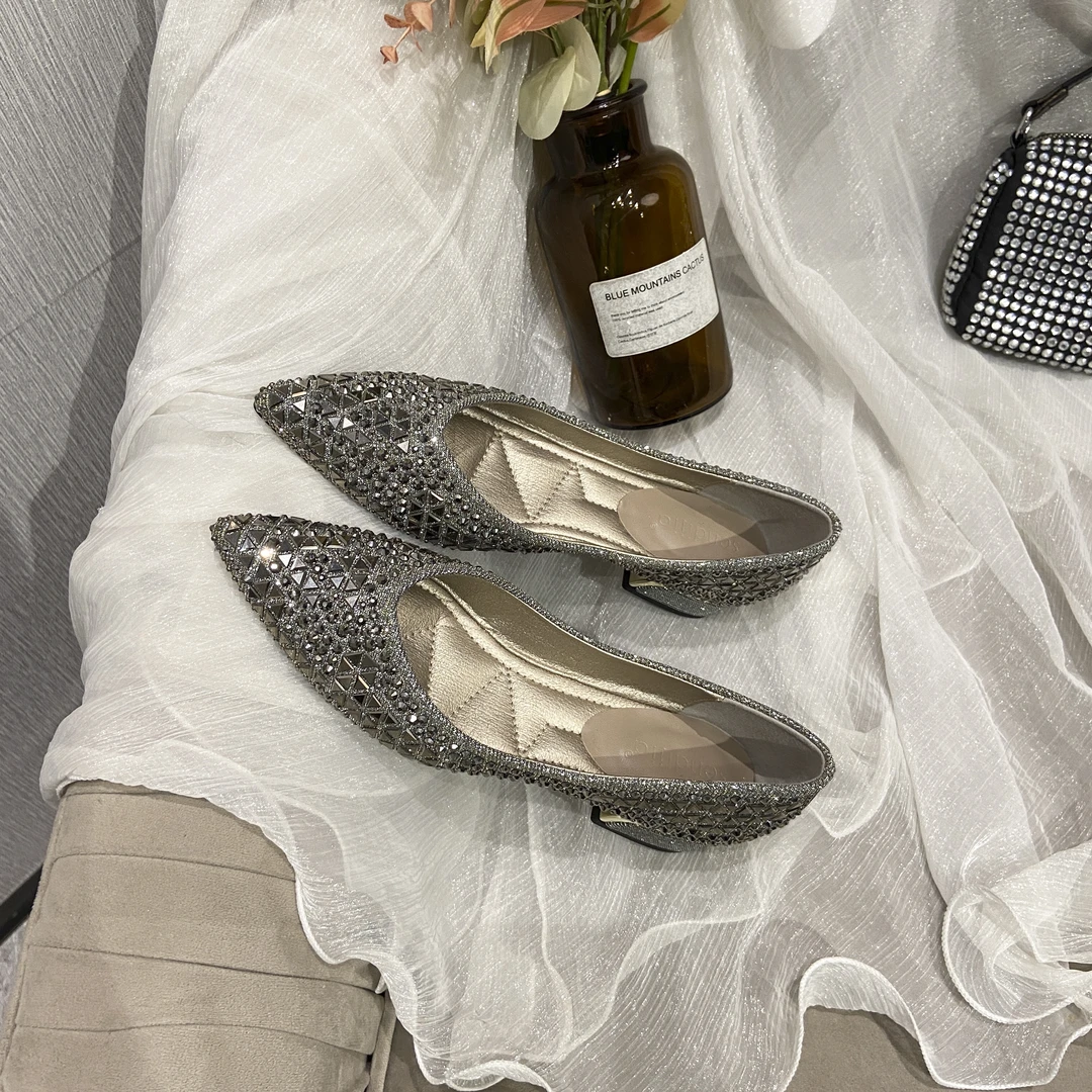 2025新款尖头满钻水钻百搭粗跟软底软面舒适平底鞋