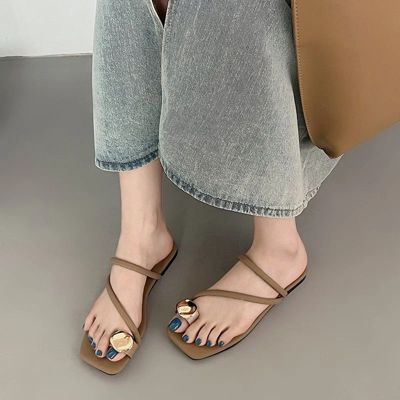 法式休闲沙滩凉鞋2025新款平底看球通勤人字拖夏季清凉鞋教师穿搭