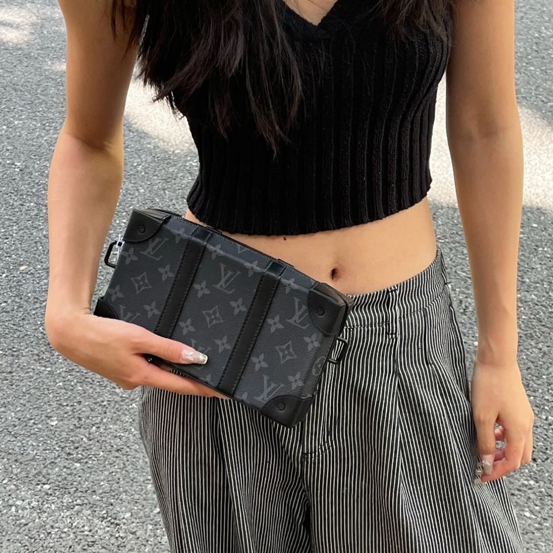 95新 LouisVuitton/路易威登 soft trunkwallet黑老花斜挎包/5318