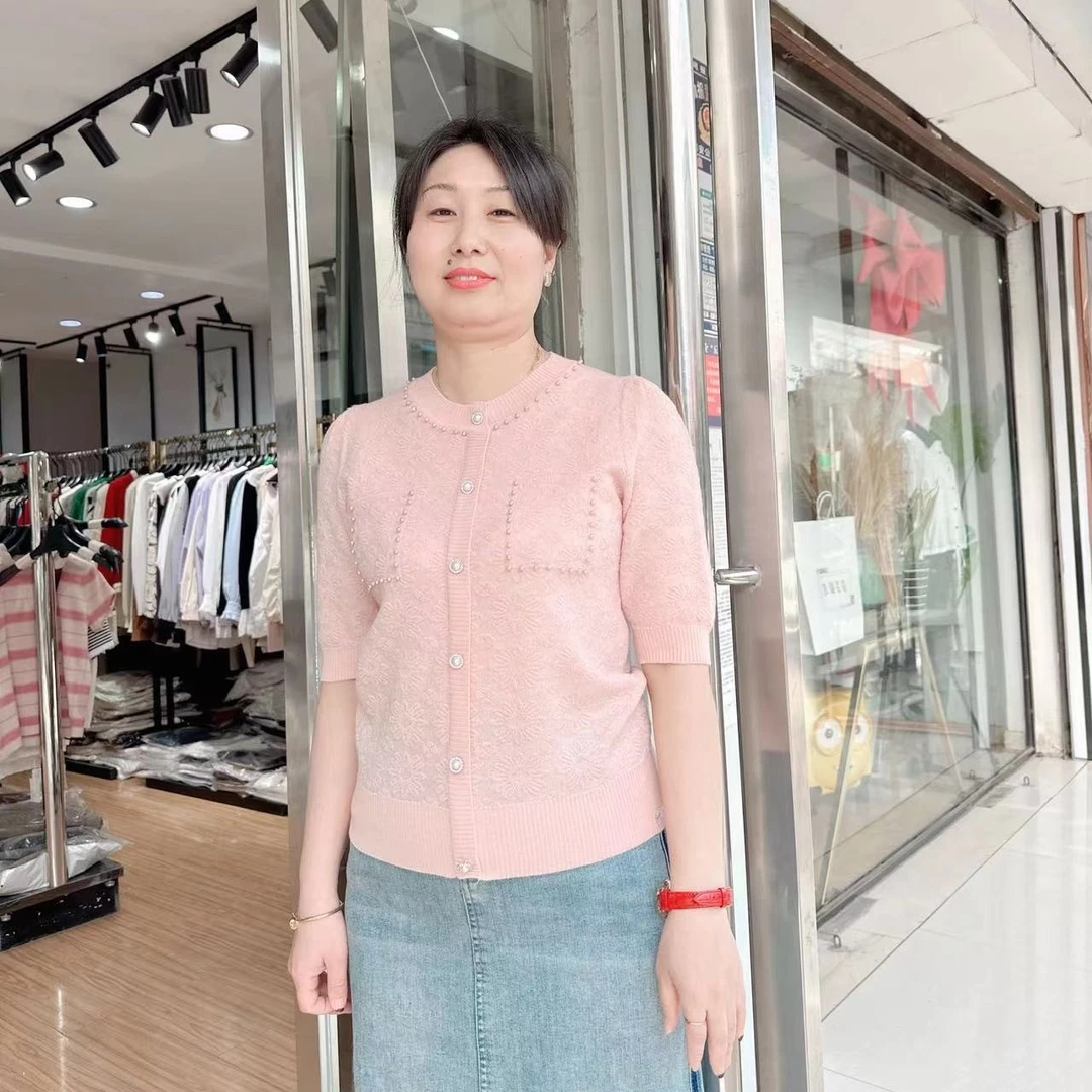 衣阁名店新款珍珠扣针织