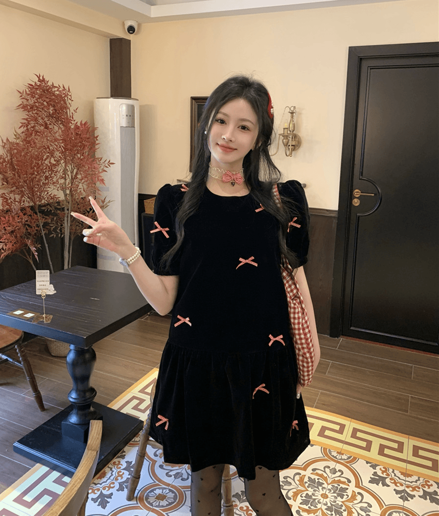 2024早春新款女小个子法式赫本风收腰黑色蝴蝶结泡泡袖连衣裙子夏