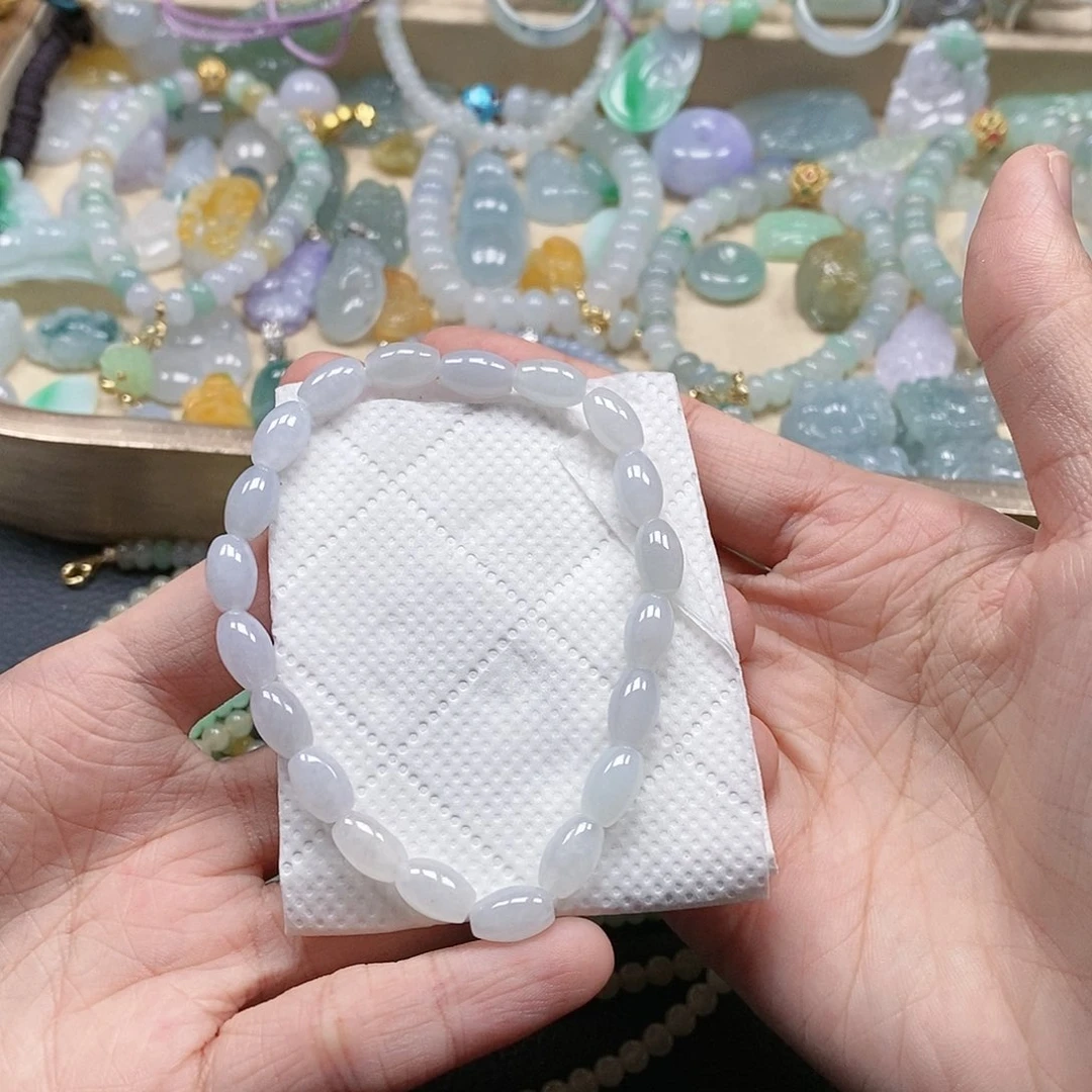 翡翠颈饰未镶嵌闪