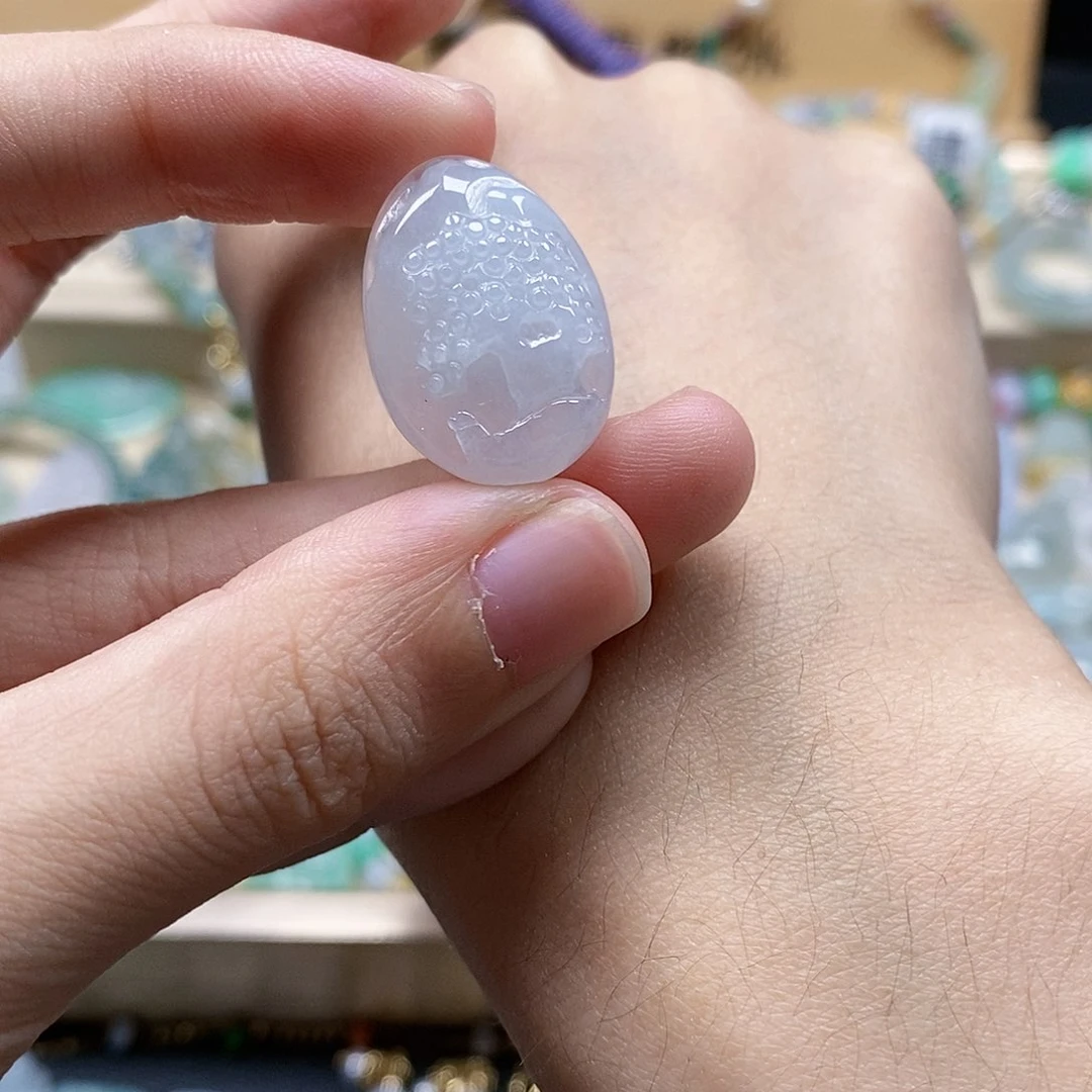 翡翠颈饰未镶嵌闪