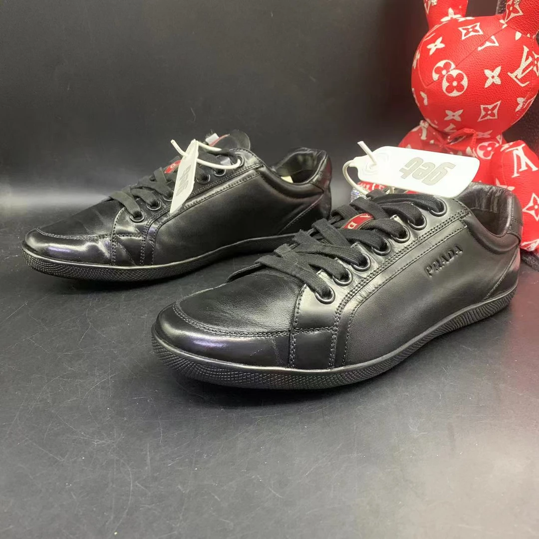【聚星福利】Prada/普拉达男士休闲舒适黑武士漆皮拼接板鞋39.5欧码