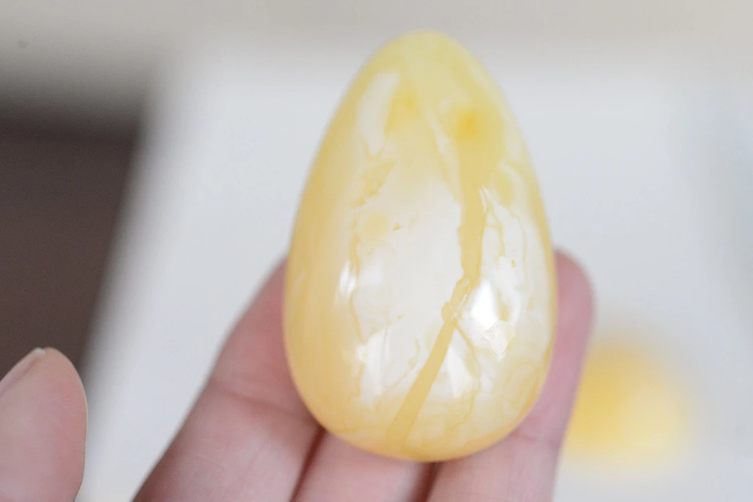 16.64克焦皮料瓷白花蜡水滴，尺寸52*32*17mm