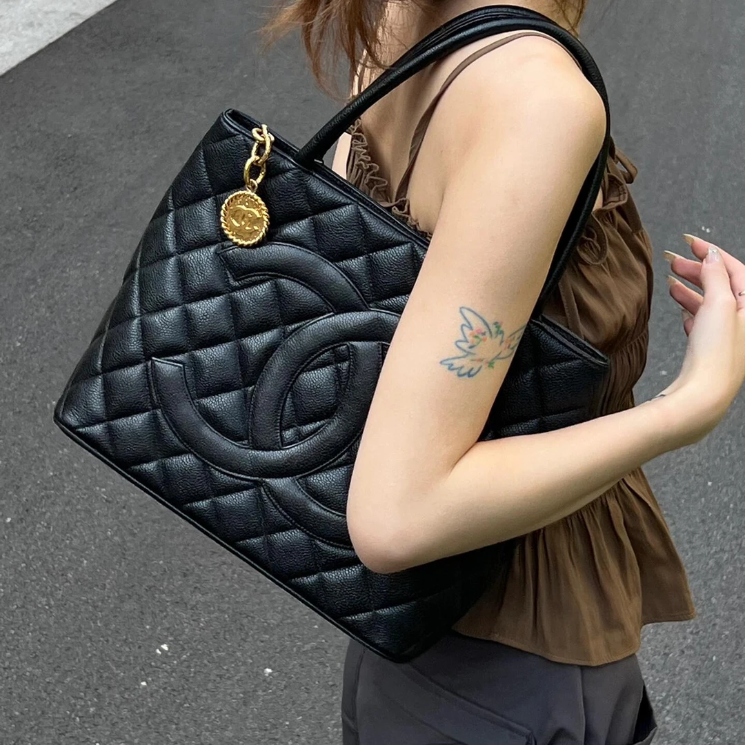 99新 Chanel/香奈儿 香香 希尔顿金币包 黑色真皮简约 双c购物袋