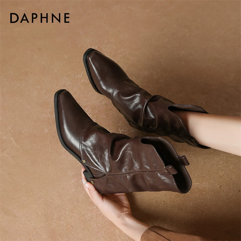 达芙妮2025冬季新款时装靴适合周末休闲穿着百搭弹力粗跟时尚女鞋