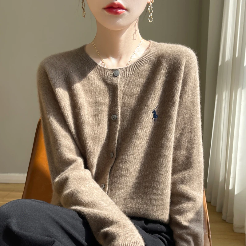 一线成衣女士开衫长袖外套毛衣圆领羊毛衫安迪绒针织衫单排扣刺绣