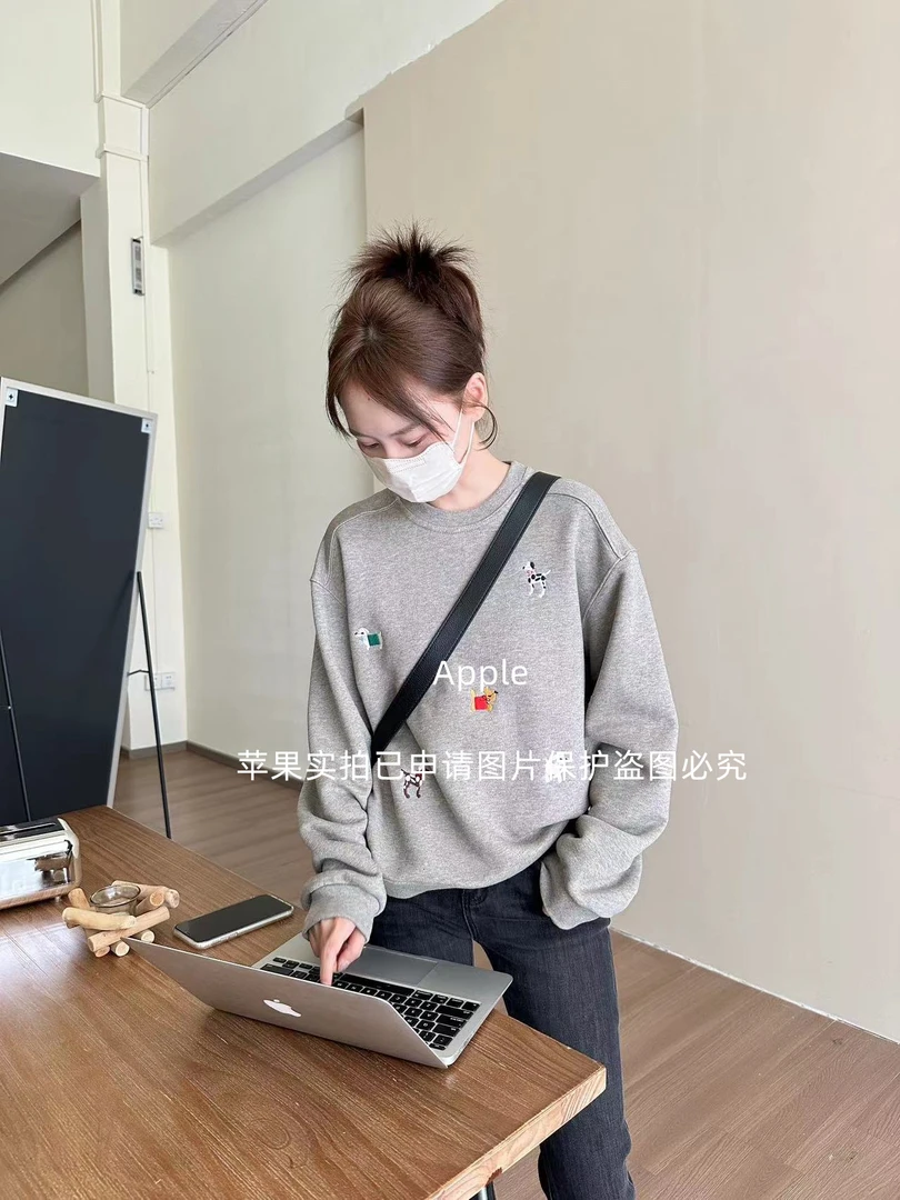 〖只进不出〗秋季新款圆领卡通刺绣小狗乐园重洗水高克重韩代款卫衣