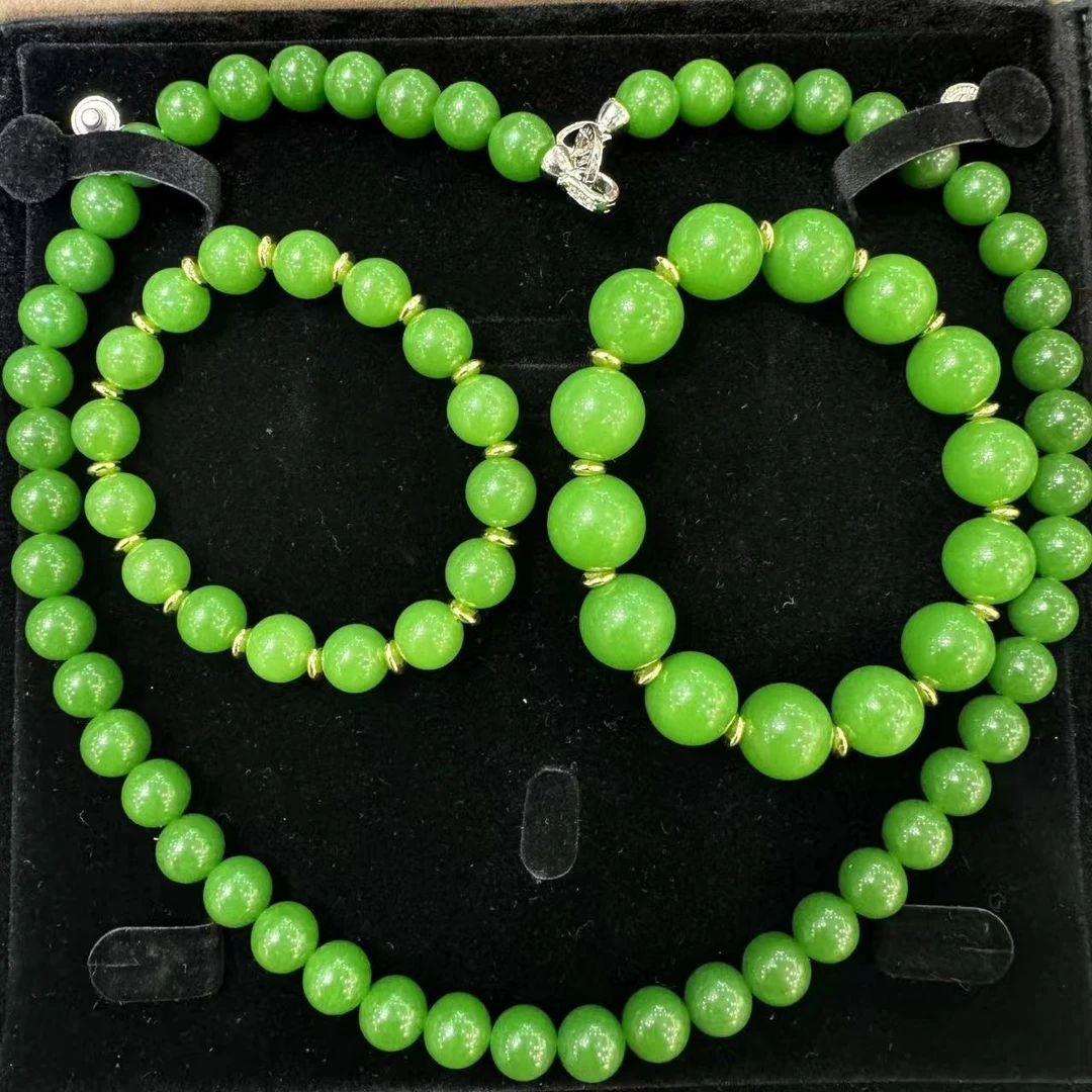 【德哥甄选】--无黑点戈壁料菠菜绿色精品石全家福