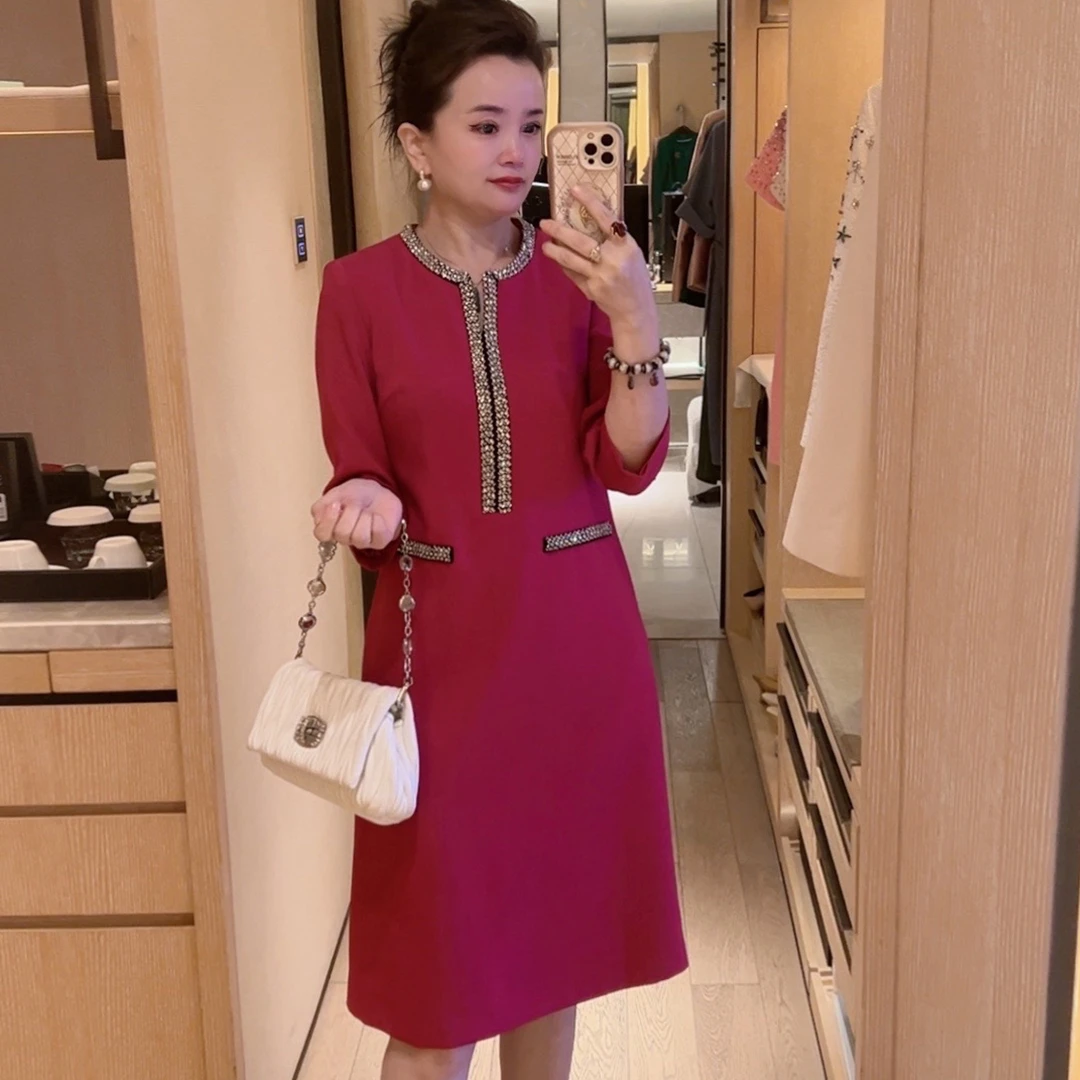 唯伊公馆秋季新款开叉圆领优雅女装水钻钉珠两色A字连衣裙98466