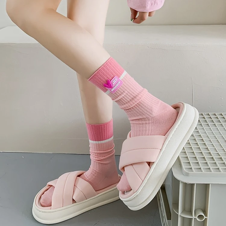 粉色袜子女中筒爱心软标潮袜女春夏柔软舒适长筒多巴胺穿搭堆堆袜