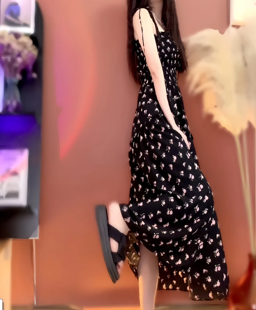 2025春夏新款法式轻奢高端新款褶皱收腰显瘦显高洋气连衣裙