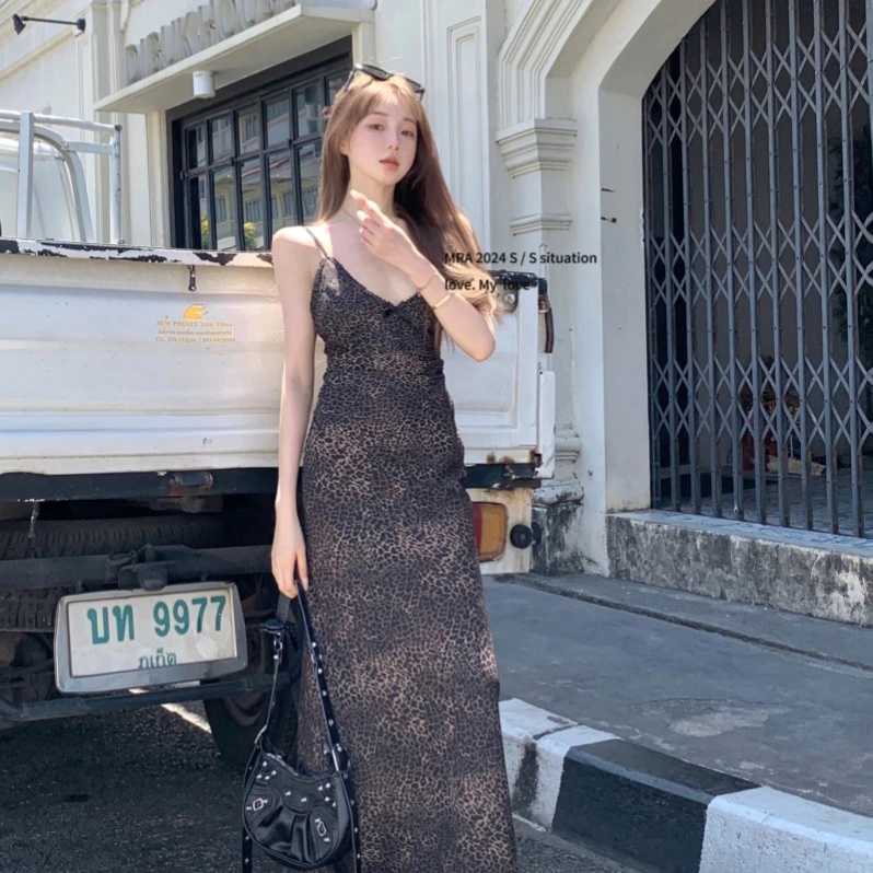 美式辣妹豹纹v领吊带连衣裙女夏季复古度假露背小众收腰a字长裙子