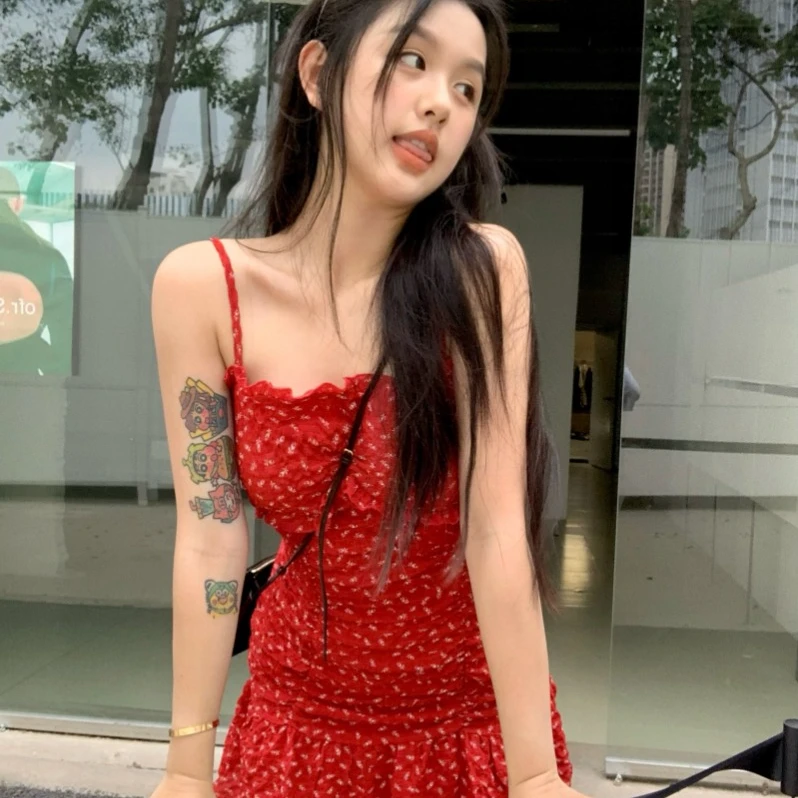 复古红色碎花吊带连衣裙女夏季修身褶皱裙子度假显瘦收腰a字短裙