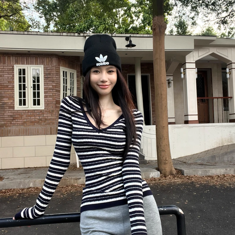 针织麻花低V领条纹修身长袖毛衣针织长袖显瘦辣妹短款时尚上衣