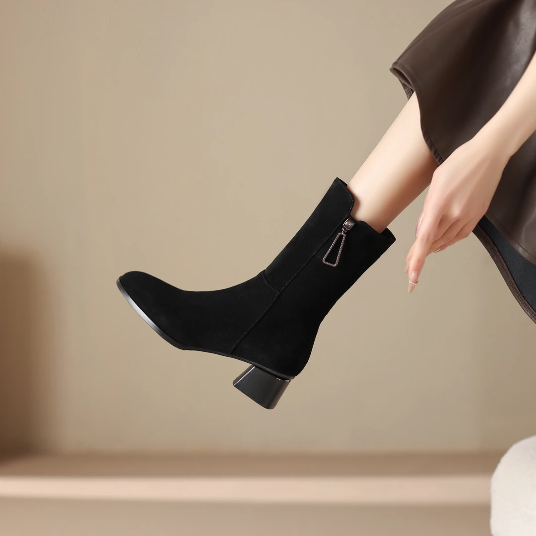 女款秋冬时尚真皮高筒靴子圆头软底百搭黑色粗跟冬季中筒瘦瘦靴