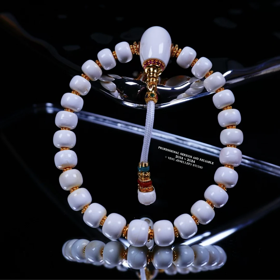 设计款顶漆白8毫米高搭手持 一物一拍 天然俄料琥珀蜜蜡