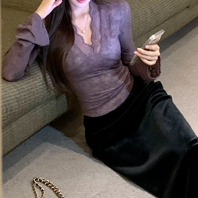 设计感蕾丝V领长袖T恤女秋冬内搭时尚气质修身显瘦性感打底衫上衣