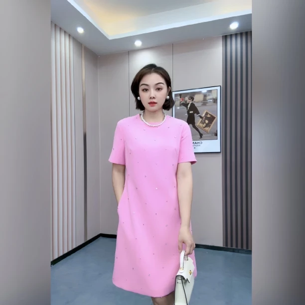 2025夏季新款时尚重工钉钻显瘦百搭简约中长款气质轻奢连衣裙
