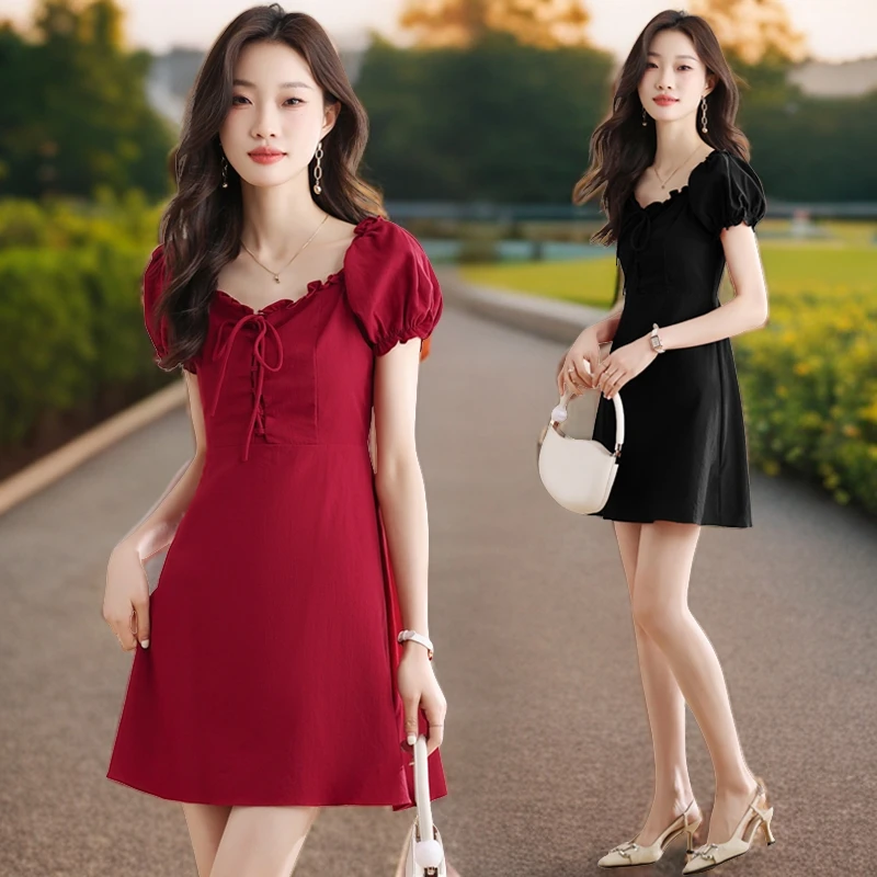 气质短款泡泡袖方领连衣裙夏季法式设计感时尚红色收腰女装连衣裙