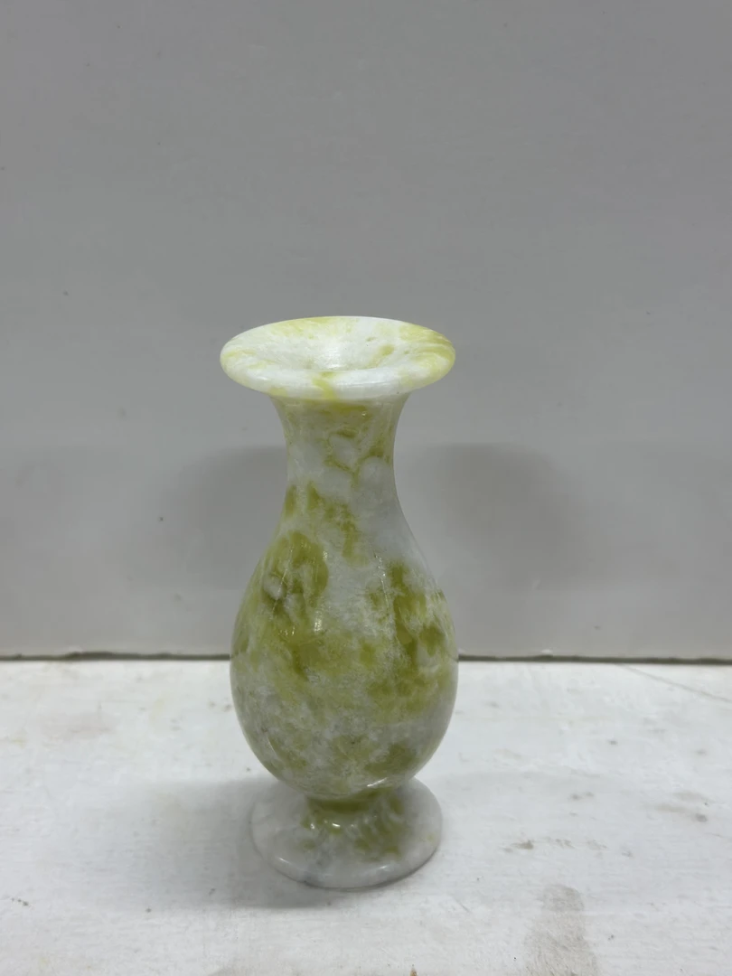 纯天然岫玉花瓶，高度12厘米